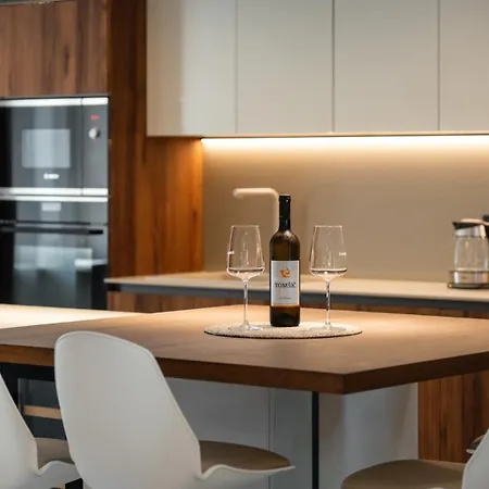 Willa Lucilla By Guide