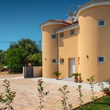 Lucilla By Guide * Dajla