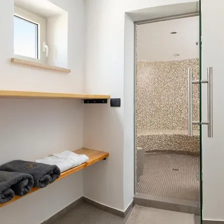 Lucilla By Guide * Dajla