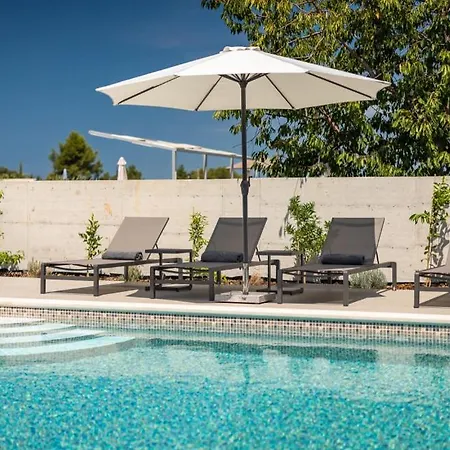 Lucilla By Guide Villa *