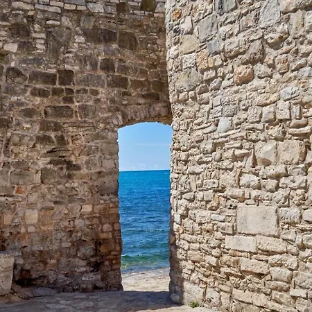 Lucilla By Guide Villa *