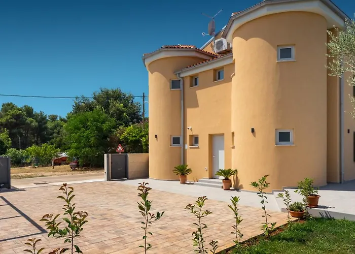 Lucilla By Guide * Dajla