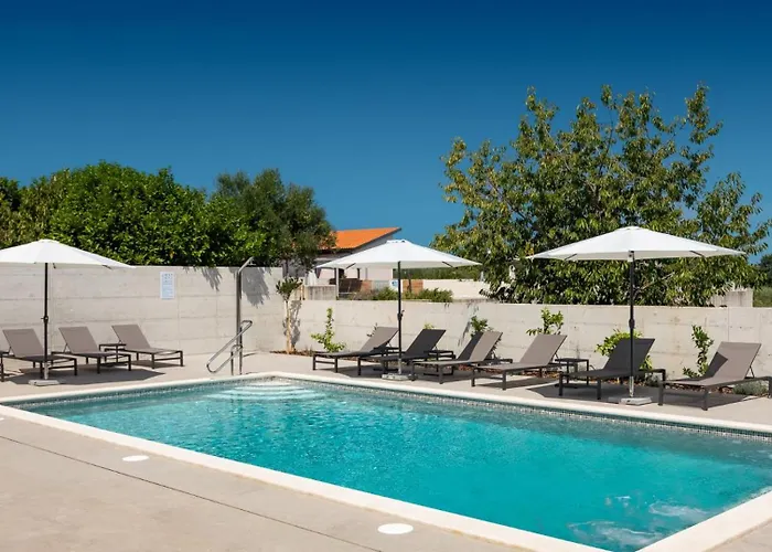 Lucilla By Guide * Dajla