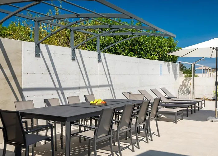 Lucilla By Guide Villa *